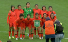 U16女足拼搏伤势重，荣馨肘伤仍坚韧，解说盛赞其志。